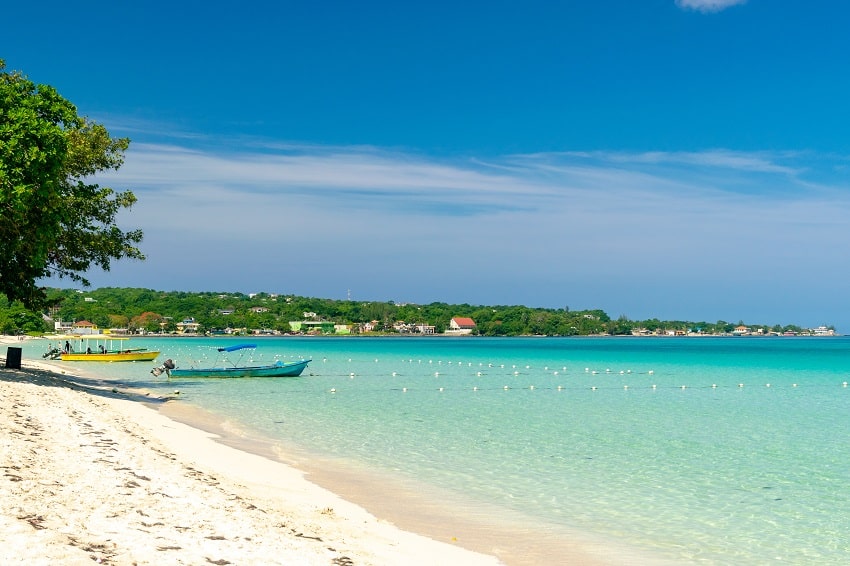 7 miles beach in negril in the caribbean